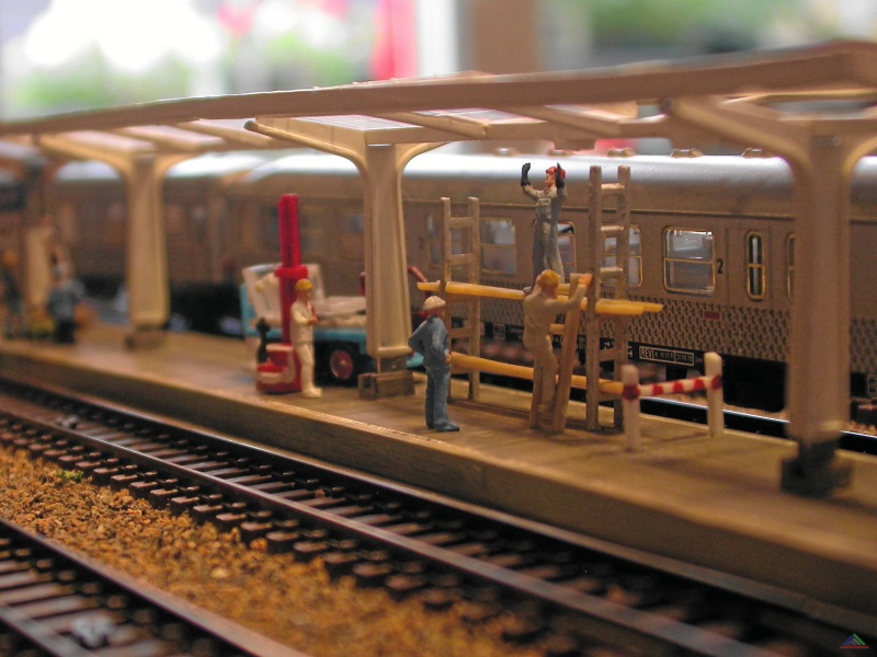 057 Bauarbeiten am Bahnsteig.JPG - Bauarbeiten am Dach vom Bahnsteig zwischen Gleis 2 und 3